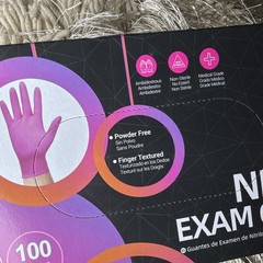 SwiftGrip Fuchsia Nitrile Exam Gloves Powder-Free Medium 100 Ct EN35FD2