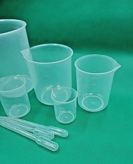 Plastic Beaker Set with 30ml Plastic Droppers, 5 Sizes, Molded Graduations