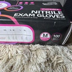 SwiftGrip Fuchsia Nitrile Exam Gloves Powder-Free Medium 100 Ct EN35FD2